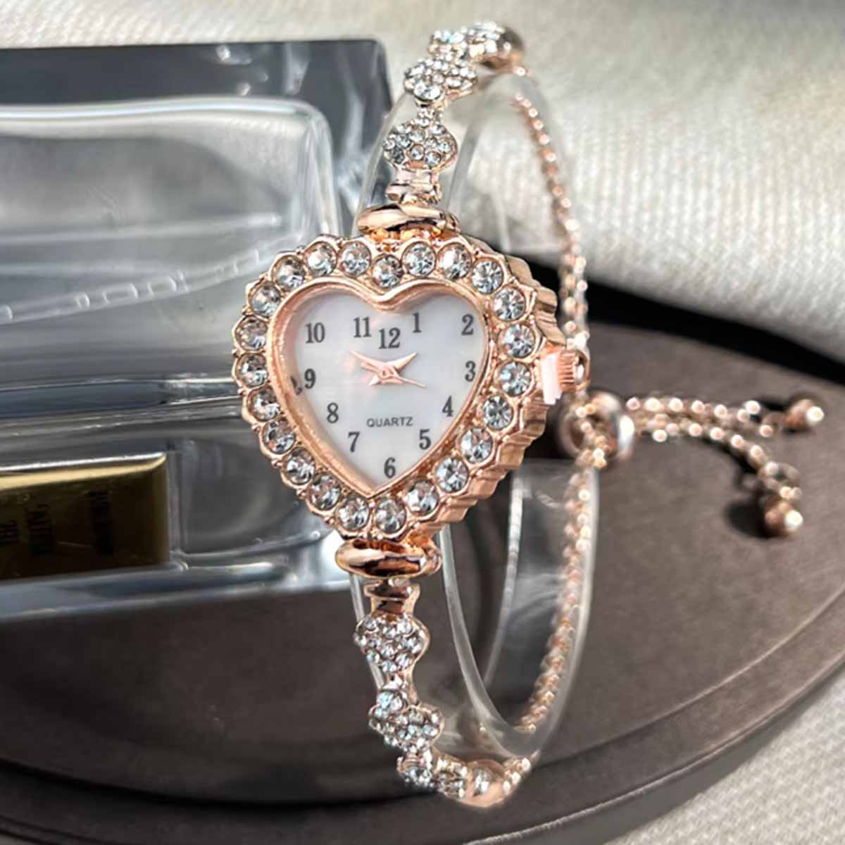 新しいファッションハート型リボンストラップダイヤモンドがちり - Open Heart Watch のレビューと価格