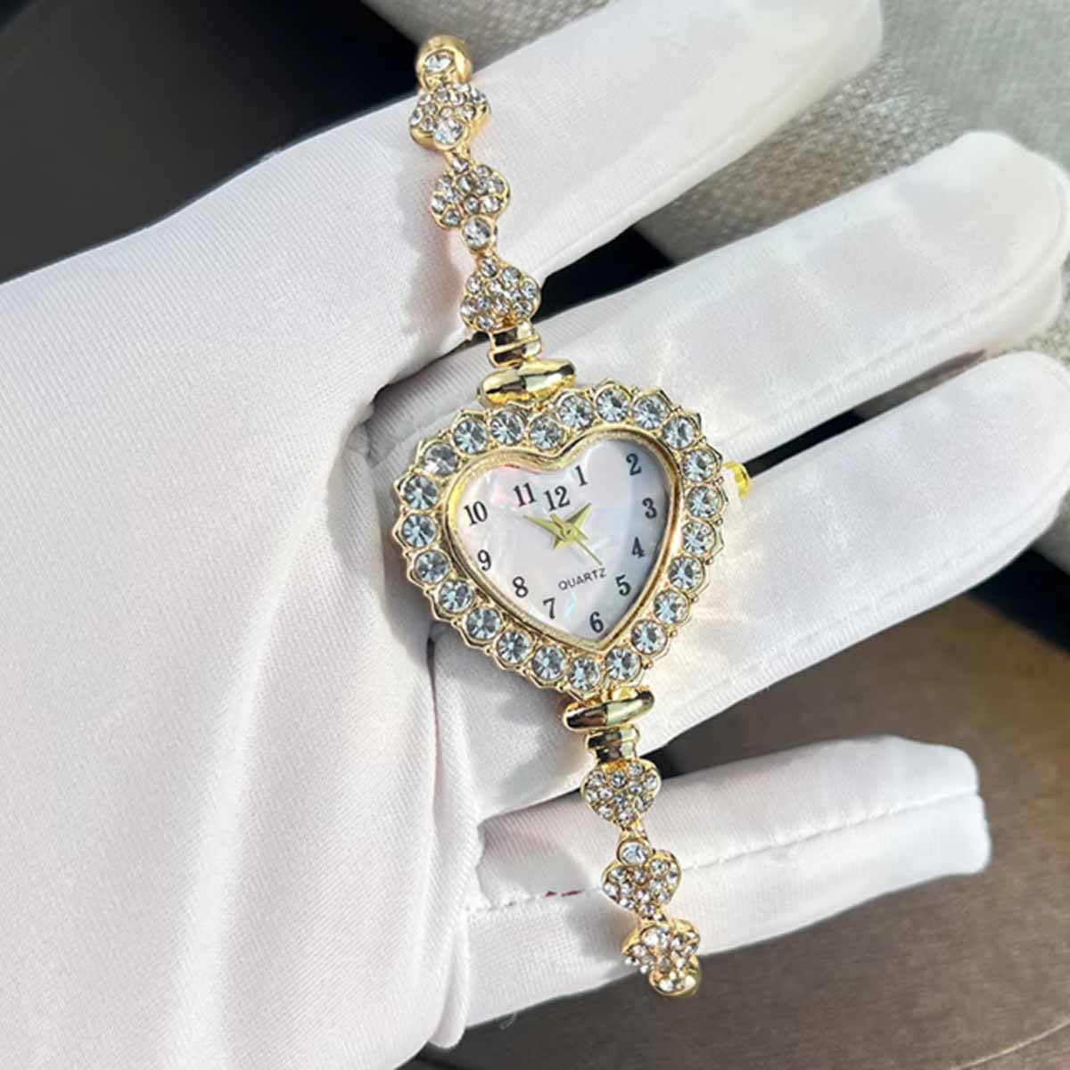 新しいファッションハート型リボンストラップダイヤモンドがちり - Open Heart Watch のレビューと価格